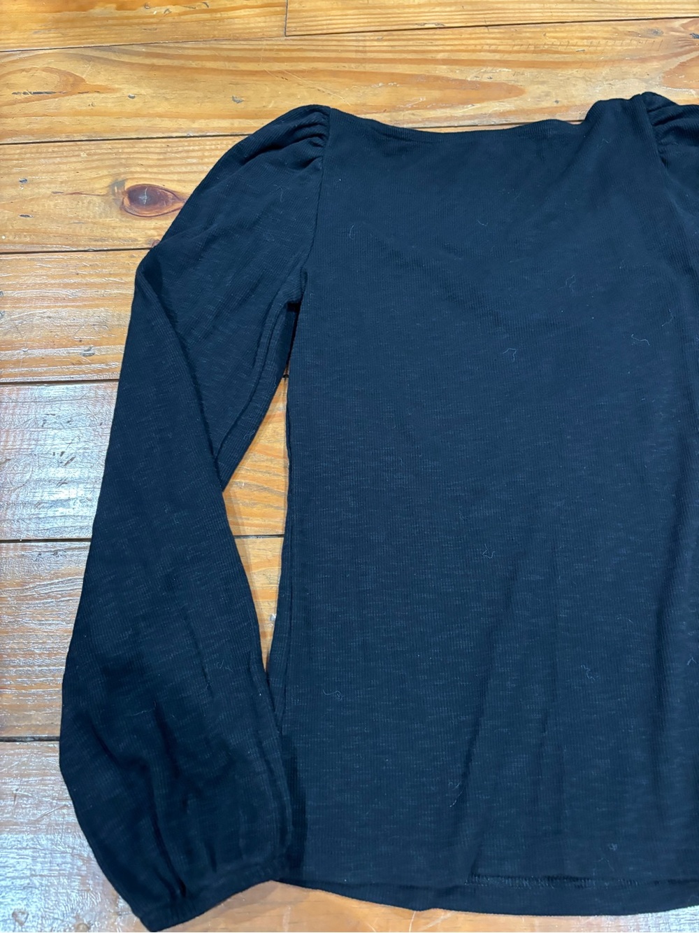 (262) BLACK GAP RUFFLED LONG SLEEVE - Picture 5 of 6